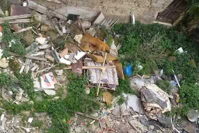 Via Crisanzio, tra due palazzi sorge una discarica a cielo aperto 